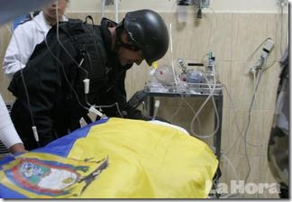 Un soldato delle forze speciali leali piange sul corpo del commilitone Froilán Jiménez, caduto nella battaglia per liberare il presidente.