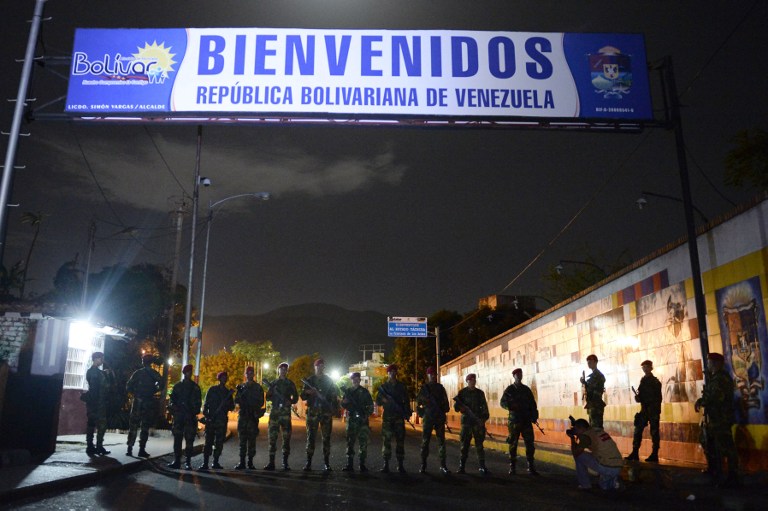 Venezuelan troops close the Venezuela-Colombia border in San Cristobal, Venezuela, on August 11, 2014. Venezuela closed its border with Colombia Monday night to fight the smuggling of cut-rate gasoline and other products that has caused huge losses for the government and exacerbated severe shortages.   AFP PHOTO/FEDERICO PARRA